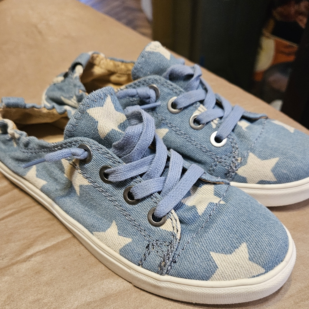Women's Steve Madden Jane Sneaker Size 7.5 blue denim with stars